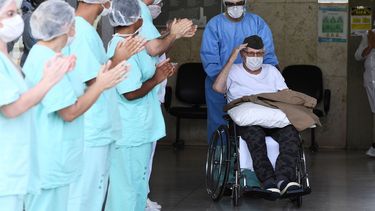 El excombatiente de la Segunda Guerra Mundial, el brasile&ntilde;o Ermando Armelino Piveta, de 99&nbsp;a&ntilde;os, abandona el hospital de las Fuerzas Armadas en Brasilia, tras recuperarse del COVID-19, el 14 de abril de 2020.