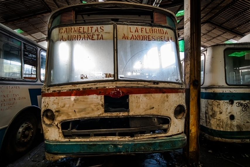Con la curaduría de Wilson Prada, la muestra reúne un conjunto de fotografías del libro, que editado y diseñado por Aaron Sosa, documenta los históricos autobuses Mercedes Benz conocidos como recogelocos, que desde hace más de 40 años circulan por distintas zonas de Caracas.
