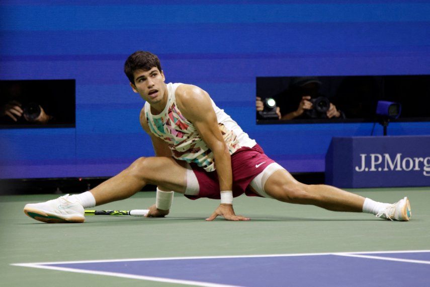 El español Carlos Alcaraz observa después de devolverle la pelota al ruso Daniil Medvedev durante el partido de semifinales individuales masculino del torneo de tenis del US Open, el 8 de septiembre de 2023.