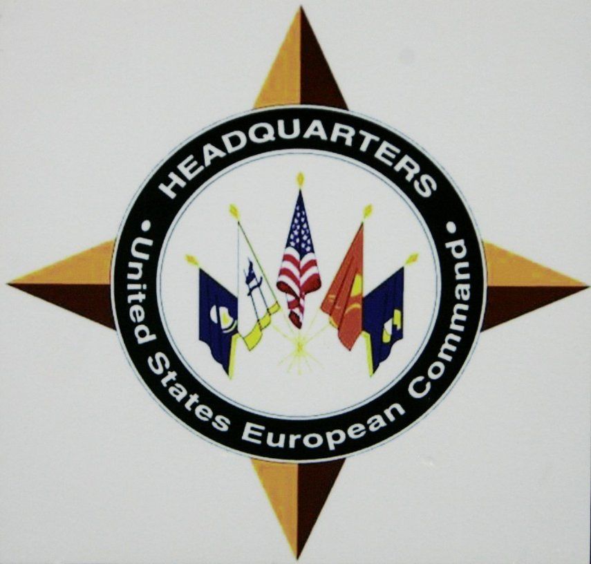 El logo del Comando Militar de Estados Unidos en Europa (US EUCOM) en un cuartel militar en Stuttgart, Alemania.