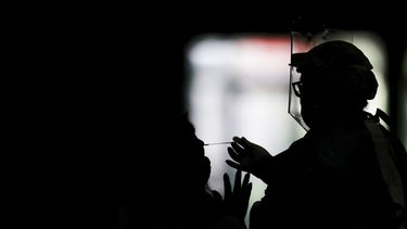 Un trabajador de la salud le hace la prueba de COVID-19 a un empleado de una escuela en el centro de exposiciones La Rural en Buenos Aires, Argentina, el martes 9 de febrero de 2021.&nbsp;