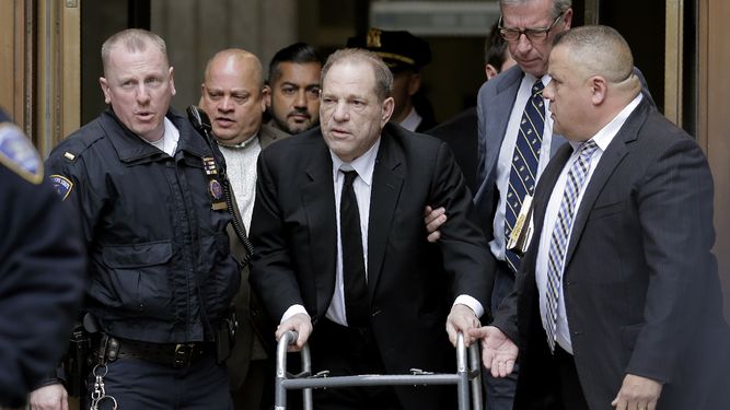 Harvey Weinstein sale de la Corte Suprema Estatal el lunes 6 de enero.