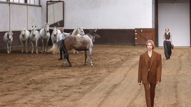 Una modelo luce una creación como parte de la colección prêt-à-porter Otoño/Invierno 2023-2024 de Stella McCartney presentada el lunes 6 de marzo de 2023 en París.