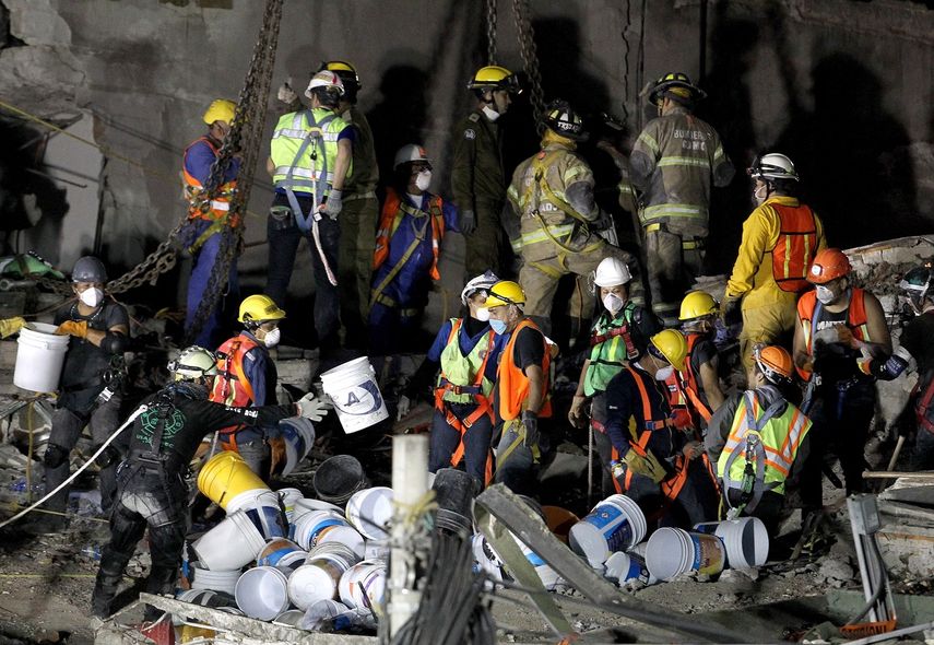 &nbsp;Decenas de brigadistas continúan con labores de rescate de cuerpos en el edificio colapsado de la avenida Álvaro Obregón &nbsp;en Ciudad de México (México).&nbsp;