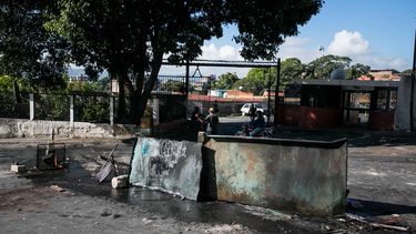 Protestas callejeras que se iniciaron el lunes en Caracas se han extendido hasta la madrugada de este martes, especialmente en zonas consideradas bastiones del oficialismo.