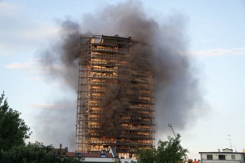 El incendio en un edificio de Milán, Italia, el 30 de agosto de 2021.&nbsp;
