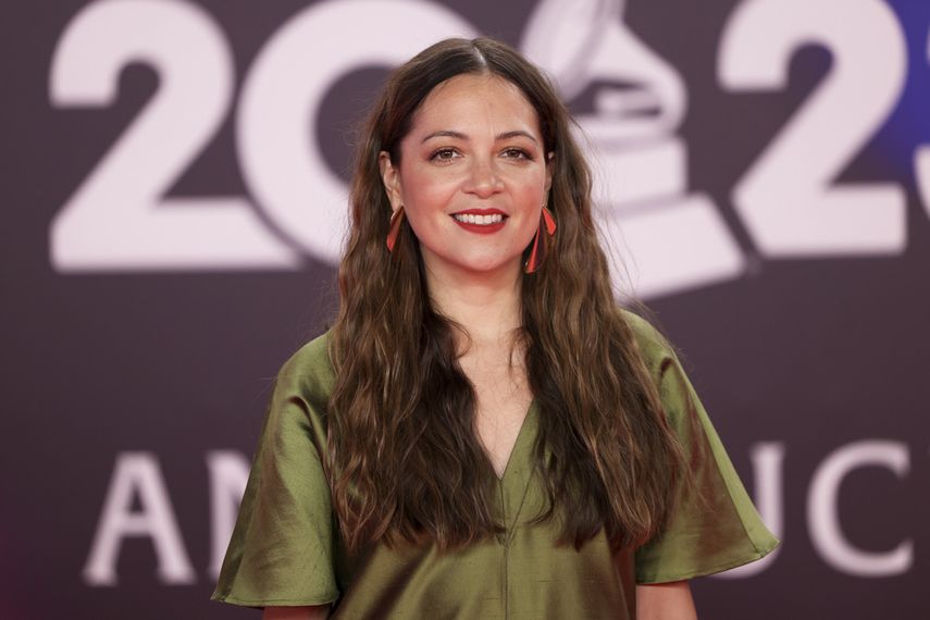 Natalia Lafourcade festeja sus 40 años recordando el pasado y mirando