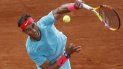ARCHIVO - En esta foto del 11 de octubre de 2020, Rafael Nadal saca ante Novak Djokovic en la final del Abierto de Francia en París. ARCHIVO - En esta foto del 11 de octubre de 2020, Rafael Nadal saca ante Novak Djokovic en la final del Abierto de Francia en París.