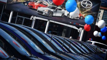 Autos se encuentran a la venta en un concesionario Toyota Scion en Hollywood, California.