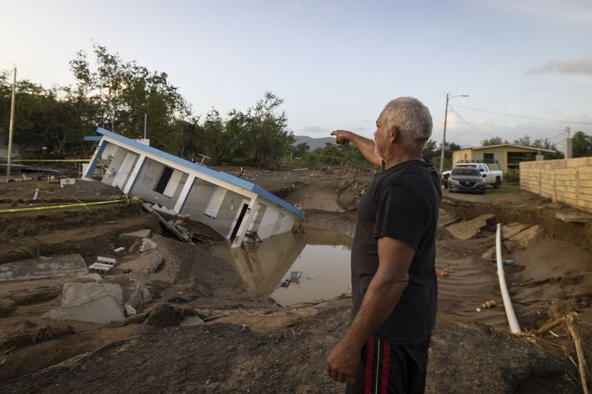 Un hombre señala una casa que se vino a bajo por el paso del huracán Fiona, en Villa Esperanza, en Salinas, Puerto Rico, el 21 de septiembre de 2022.&nbsp;