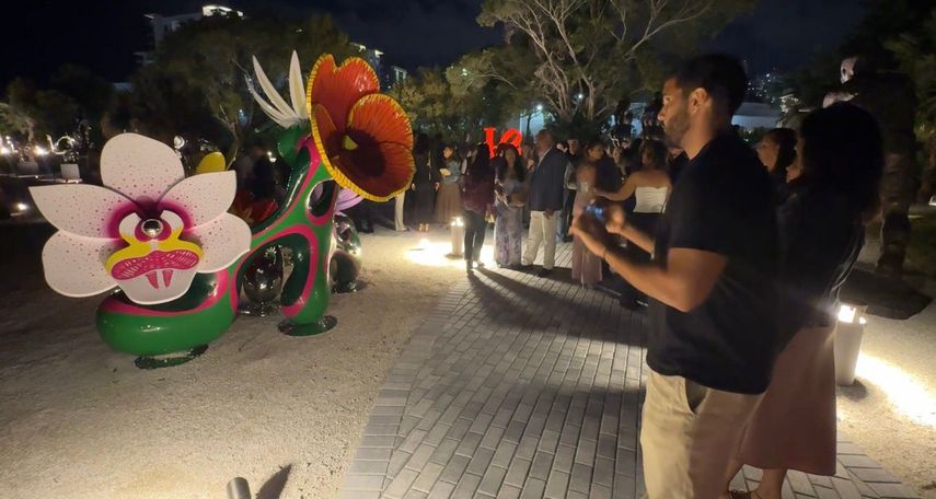 “Chroma Emotiva”, obra de Soraya Abu Naba’a, se exhibe por primera vez en Miami, invitando al público a una experiencia reflexiva entre luz y reflejo.