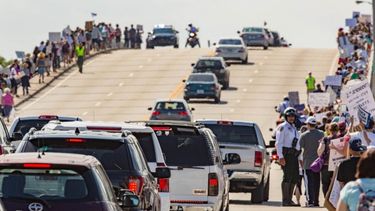 Los participantes en la Marcha Por Nuestras Vidas cruzan la avenida Georgia en Southern Boulevard, el camino que evitó el presidente Trump en su ruta a Mar-a-Lago.