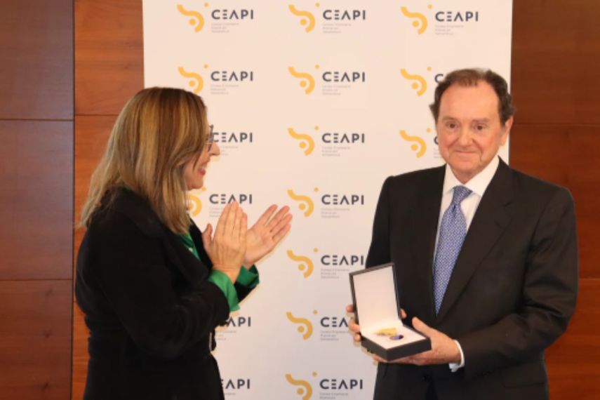 La presidenta de CEAPI, Núria Vilanova y el homenajeado, Jaime Alfonsín Alfonso