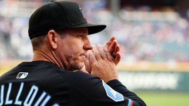 El mánager de los Marlins de Miami, Clayton McCullough, durante un juego ante los Bravos de Atlanta, el 8 de agosto de 2025. El mánager de los Marlins de Miami, Clayton McCullough, durante un juego ante los Bravos de Atlanta, el 8 de agosto de 2025.