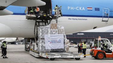 Esta imagen del folleto difundida por el Ministerio de Salud de Chile muestra a los trabajadores del aeropuerto mientras descargan un cargamento de vacunas COVAX AstraZeneca contra COVID-19 en Santiago, el 23 de abril de 2021. Chile recibió el primer envío de 158.400 vacunas AstraZeneca, que solo se administrarán para hombres. &nbsp;