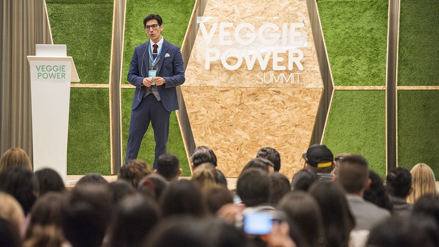 El doctor Mauricio González promueve la alimentación con plantas a nivel mundial.