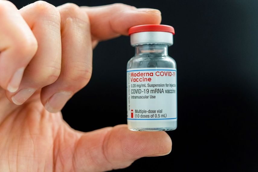 Una persona muestra un frasco con la vacuna de Moderna contra el coronavirus el viernes 15 de enero del 2021 en el Hospital Diakonie, en Bremen, Alemania.&nbsp;