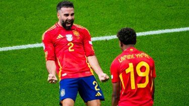 El español Dani Carvajal, a la izquierda, celebra con Lamine Yamal después de anotar el tercer gol de su equipo durante un partido del Grupo B entre España y Croacia en la Eurocopa 2024 en Berlín, Alemania, el sábado 15 de junio de 2024.