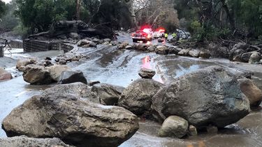 Los Bomberos trabajan tras las intensas lluvias en Montecito, California. 