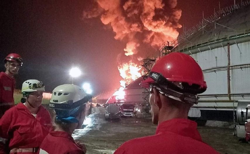 Personal de Cruz Roja durante el incendio en el puerto de superpetroleros de Matanzas, en Cuba. &nbsp;