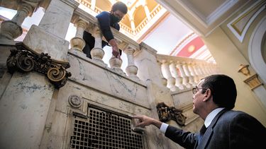 Jos&eacute; Caba&ntilde;as, embajador de Cuba en EEUU, eval&uacute;a junto a otra persona los da&ntilde;os causados despu&eacute;s de que un hombre disparara contra el edificio en la madrugada del 30 de abril, en Washington DC.