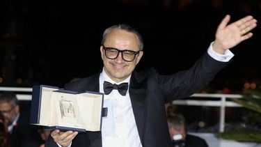 El director y guionista ruso Andrey Zvyagintsev posa con el trofeo durante una sesión fotográfica tras ganar el Gran Premio por la película Minotauro durante la ceremonia de clausura de la 79ª edición del Festival de Cine de Cannes en Cannes, al sur de Francia, el 23 de mayo de 2026.