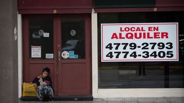 Una mujer sin hogar sentada frente a una tienda cerrada en alquiler en el centro de Buenos Aires, Argentina, el martes 16 de marzo de 2021. Según la Cámara Argentina de Comercio y Servicios, la cantidad de negocios vacíos en Buenos Aires aumentó a 31% desde hace un año.
