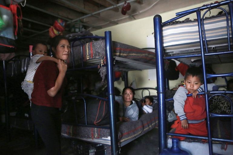Migrantes descansan en un dormitorio en el albergue del Buen Samaritano, en Ciudad Juárez, México.