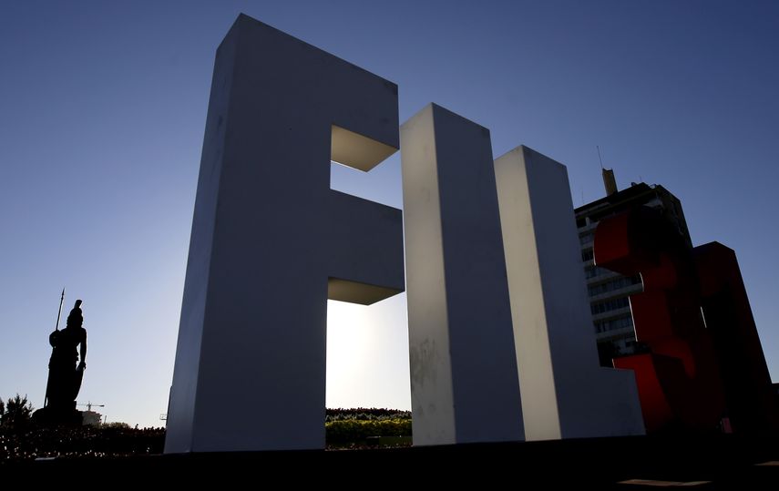Vista general del cartel de la&nbsp;Feria&nbsp;Internacional&nbsp;del&nbsp;Libro junto a la escultura de Minerva en&nbsp;Guadalajara.