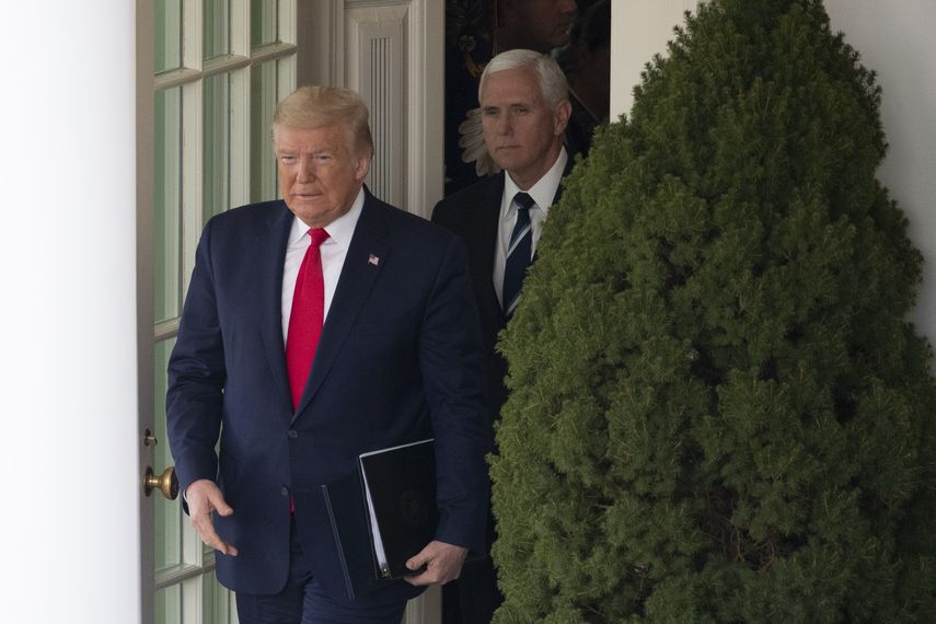 El presidente Donald Trump, seguido por el vicepresidente Mike Pence, sale de la Oficina Oval para dar una conferencia de prensa sobre el coronavirus en la Rosaleda de la Casa Blanca, el viernes 13 de marzo de 2020, en Washington.&nbsp;
