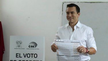 El presidente Daniel Noboa celebra la votación durante un referéndum para respaldar nuevas medidas de seguridad para reprimir a las bandas criminales responsables del aumento de la violencia, en Olón, Ecuador, el domingo 21 de abril de 2024. 