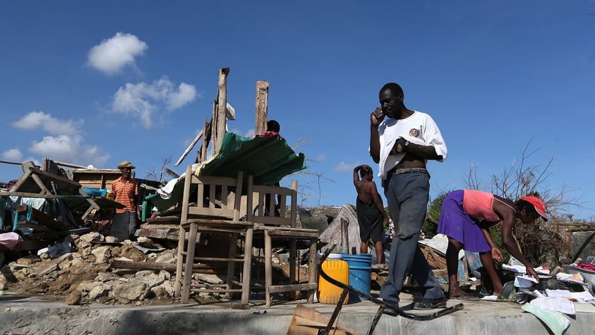 Haitianos damnificados tras el paso del huracán Matthew intentan recuperar sus pertenencias y reconstruir sus viviendas.