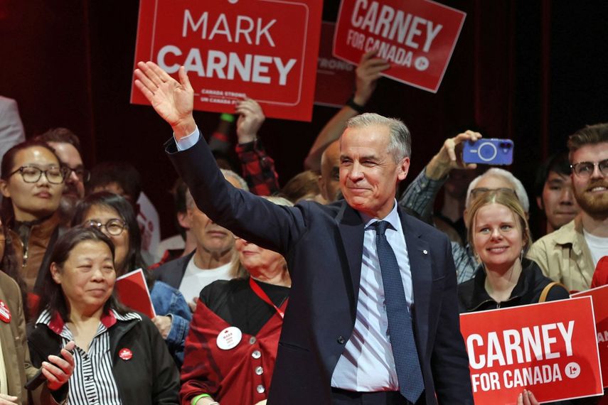 El primer ministro de Canadá y líder del Partido Liberal, Mark Carney, saluda a sus partidarios en una fiesta de la victoria en Ottawa, Ontario, el 29 de abril de 2025. 