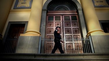 Al menos&nbsp;cinco&nbsp;personas murieron hoy, entre ellas el autor de los disparos, que se suicidó, y otras cuatro sufrieron heridas de diversa consideración en un&nbsp;tiroteo&nbsp;dentro de la&nbsp;Catedral&nbsp;Metropolitana de Campinas, una importante ciudad en el interior del estado brasileño de Sao Paulo.