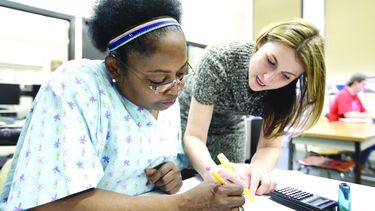 A partir del 1 de octubre todos los estadounidenses tendrán la posibilidad de inscribirse en más de medio centenar de planes privados de salud. (AP)