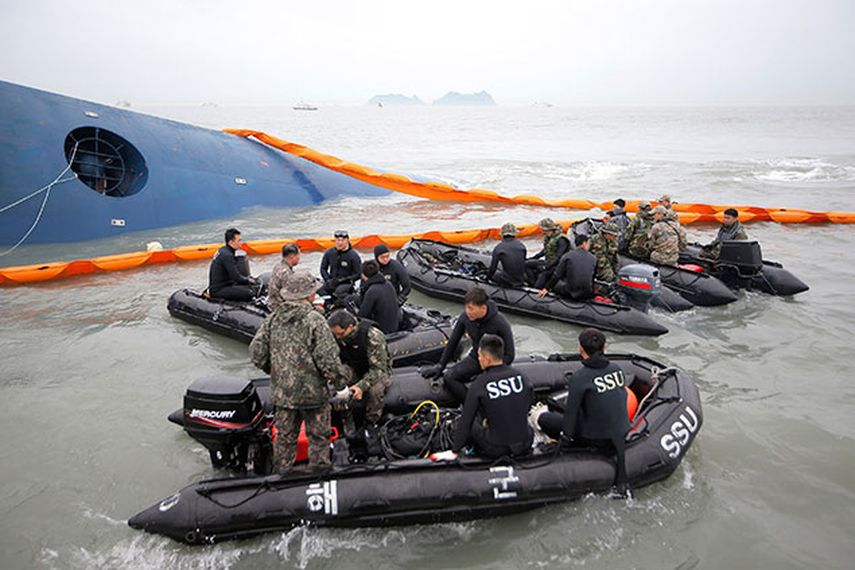 Miembros del equipo de rescate tratan de socorrer a los pasajeros del ferry que naufragó en las costas de Corea del Sur. (AP Photo/Yonhap)