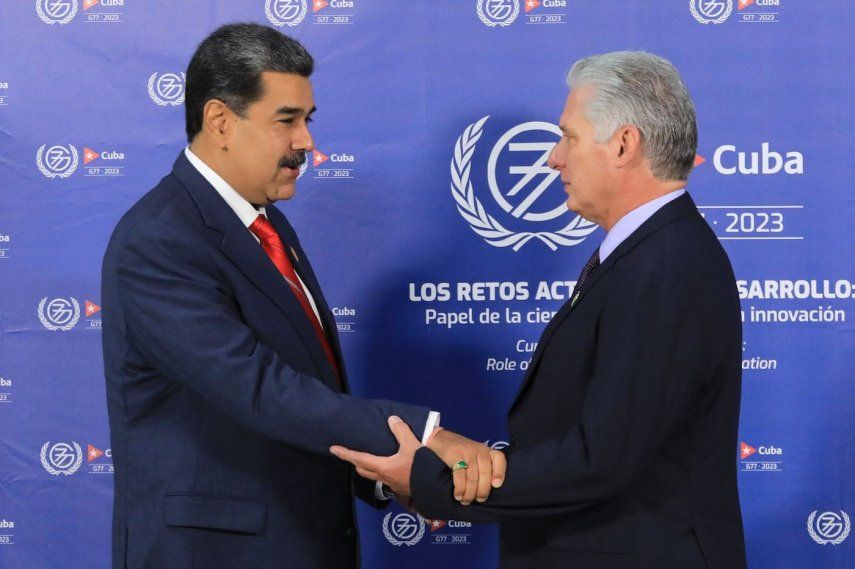 Una fotografía publicada por la oficina de prensa del Palacio de Miraflores muestra al dictador de Venezuela, Nicolás Maduro (i), siendo recibido por el gobernante de Cuba, Miguel Díaz-Canel, a su llegada al Centro de Convenciones de La Habana el 15 de septiembre de 2023.&nbsp;