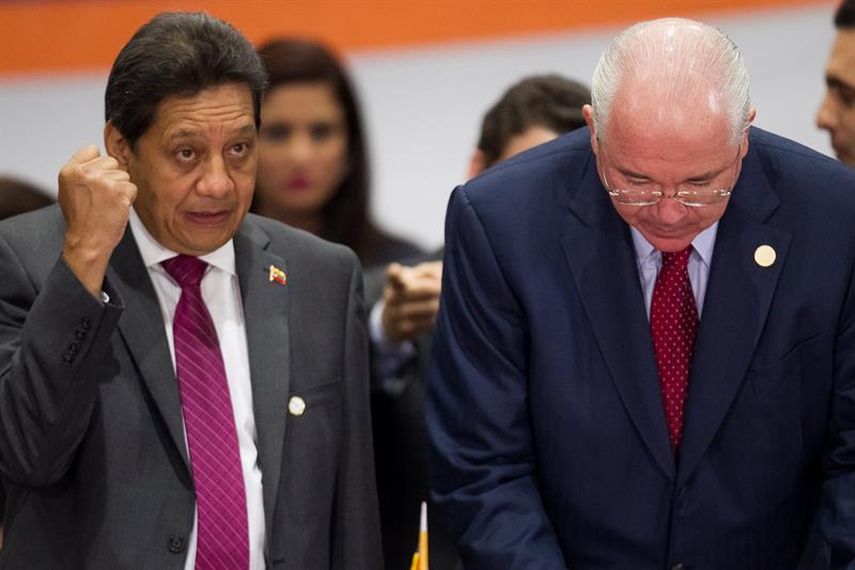 El canciller venezolano Rafael Ramírez (d) y el ministro de Petróleo y Minería de Venezuela, Asdrúbal Chávez, propondrán bajar la producción para mantener los precios (Foto de EFE)