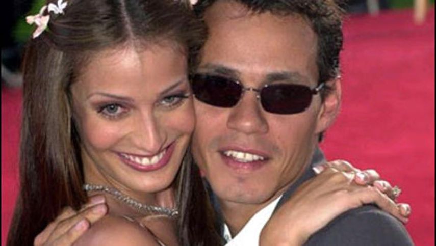 El cantante Marc Anthony abraza a su entonces esposa Dayanara Torres antes de entrar al Cine Jackie Gleason en los Premios Latin Billboard en Miami Beach, Florida, en una fotografía del 9 de mayo de 2002. (AP)