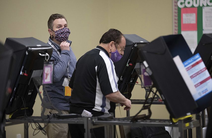 Técnicos verifican funcionamiento de máquinas para votar en Georgia, EEUU.