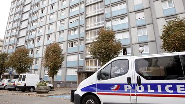 Al menos dos personas han muerto y otras once han resultado heridas por el&nbsp;tiroteo&nbsp;registrado hoy en el centro de Estrasburgo (este del país), según informó el ministro francés del Interior, Christophe Castaner.