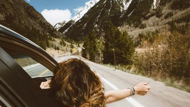 Diario las Américas | unsplash carretera libertad aire, auto felicidad