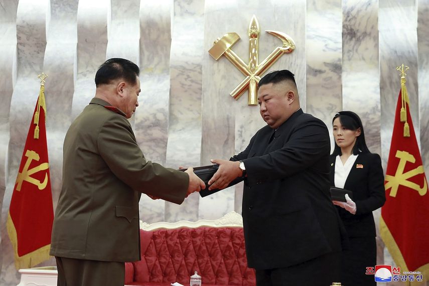 En esta imagen del domingo 26 de julio de 2020 proporcionada por el gobierno norcoreano, el l&iacute;der de Corea del Norte, Kim Jong Un, en el centro, entrega una pistola conmemorativa a un oficial del Ej&eacute;rcito durante una ceremonia en Pyongyang, Corea del Norte.&nbsp;
