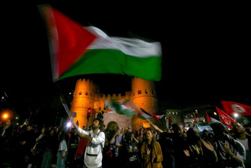 Un manifestante ondea una bandera palestina durante una protesta en apoyo al pueblo palestino y contra la interceptación por de la Flotilla Global Sumud, en Roma el 8 de octubre de 2025.
