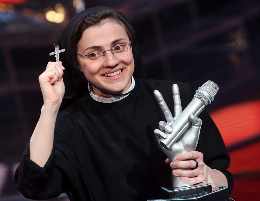 Critican a sor Cristina por elegir Like a Virgin de Madonna para su debut