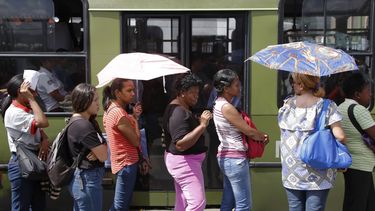 Varias personas hacen fila para tomar el autobús mientras el metro de Caracas está fuera de servicio por un apagón que afectó a la mitad de Venezuela el martes 20 de agosto de 2019.