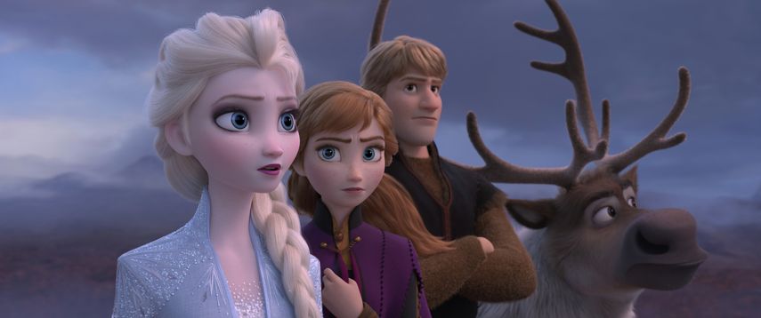 En esta imagen distribuida por Disney, de izquierda a derecha, los personajes de Elsa, Anna, Kristoff y el reno Sven en una escena de la cinta animada Frozen 2. 