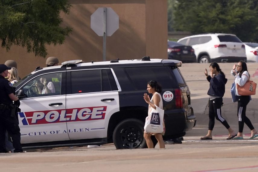 Gente con las manos alzadas salen de un centro comercial donde se produjeron disparos el 6 de mayo de 2023 en Allen, Texas.&nbsp;&nbsp;