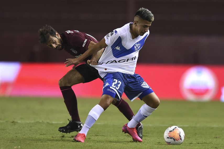 Facundo Quignon (izquierda) de Lanús y Thiago Almada de Vélez Sarsfield pugnan por un balón durante las semifinales de la Copa Sudamericana, el miércoles 13 de enero de 2021, en Buenos Aires.