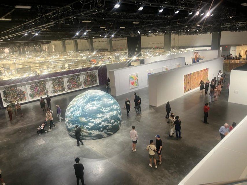 Imagen de la feria Art Basel Miami Beach tomada desde la escalera eléctrica que conduce a la salida.&nbsp;